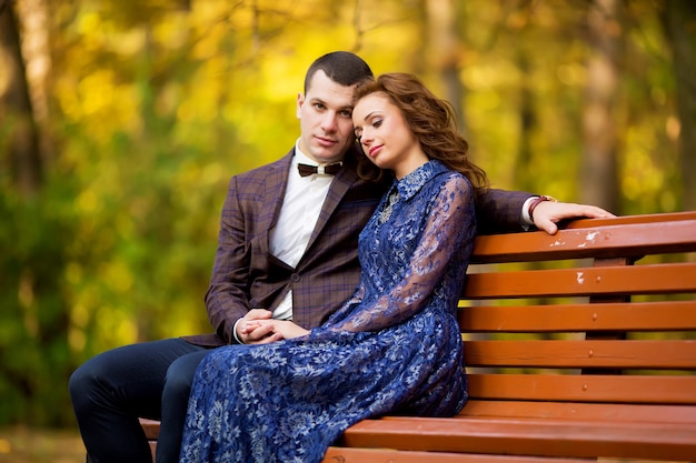 Amorosa pareja de enamorados en el parque