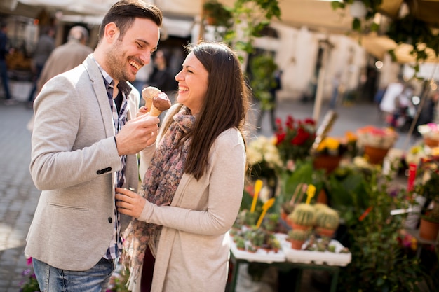 Amorosa pareja con un helado en Roma, Italia