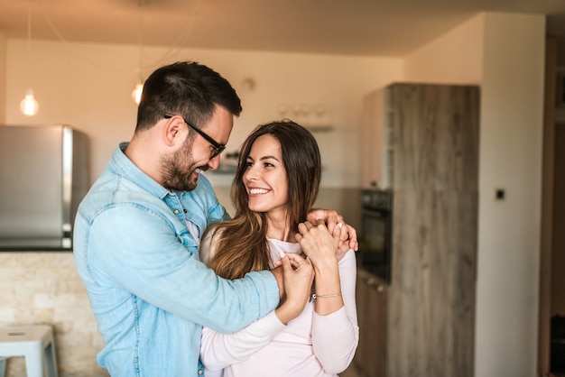 Foto amorosa pareja joven abrazando. de cerca.