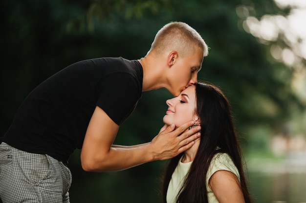 Amorosa pareja joven disfrutando de la naturaleza