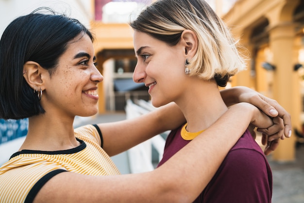 Amorosa pareja de lesbianas en la calle.