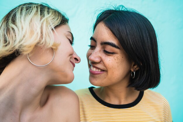 Foto amorosa pareja de lesbianas pasando un buen rato juntas,