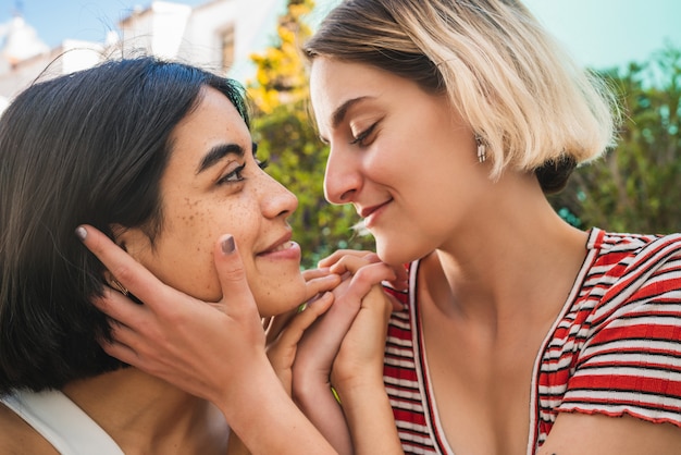 Amorosa pareja de lesbianas tener una cita.