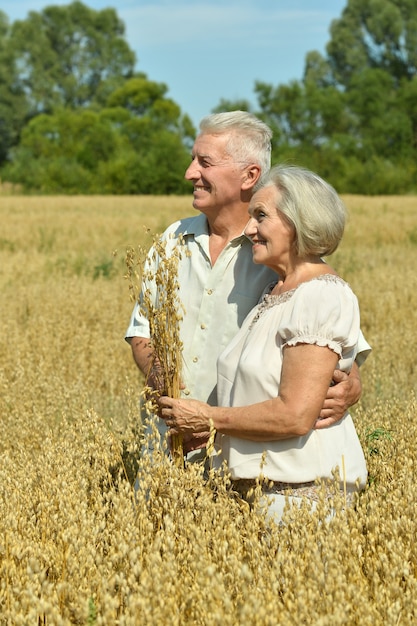 Amorosa pareja madura en el campo en verano