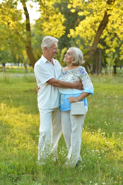 Amorosa pareja madura en un parque de verano