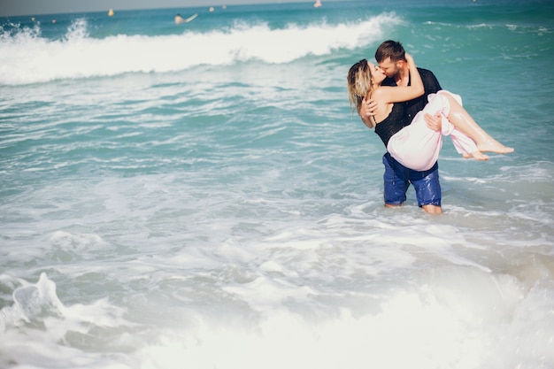 Amorosa pareja en el mar