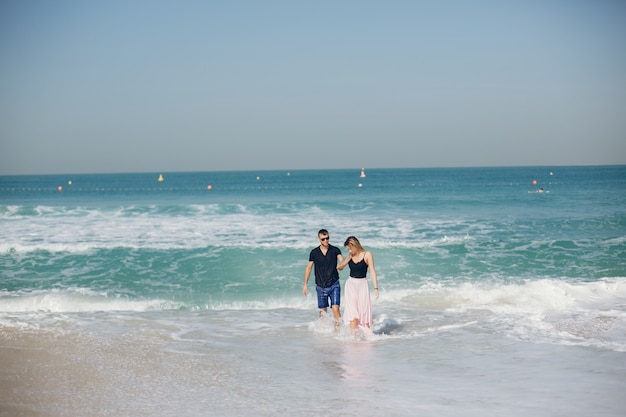 Amorosa pareja en el mar