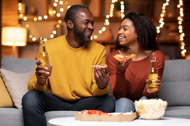 Amorosa pareja negra disfrutando de una velada romántica en casa