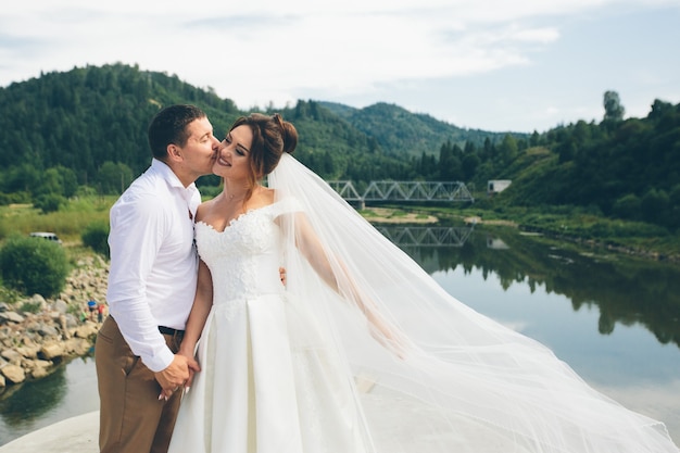 Amorosa pareja de novios, hombre y mujer