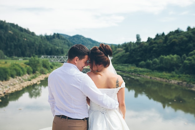 Amorosa pareja de novios, hombre y mujer