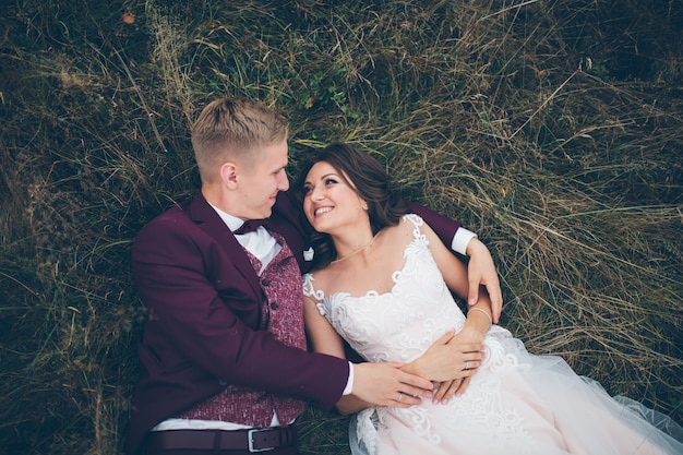 Amorosa pareja de novios en las montañas