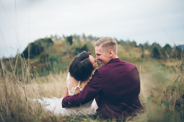 Amorosa pareja de novios en las montañas