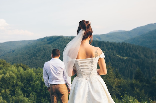 Amorosa pareja de novios en las montañas