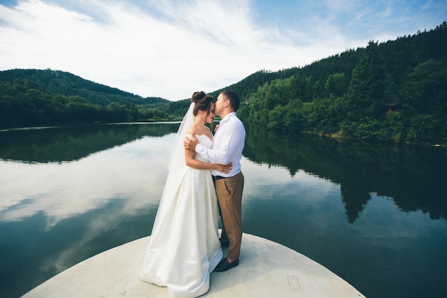 Amorosa pareja de novios en las montañas