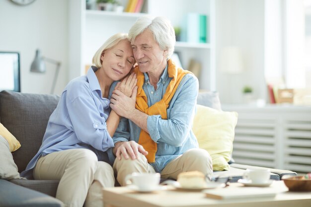 Amorosa pareja senior en casa