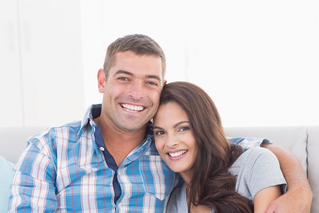 Amorosa pareja sonriendo en casa