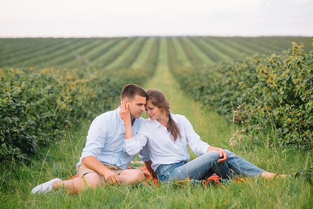 Amoroso chico y chica caminando en la naturaleza. Concepto de historia de amor al aire libre.