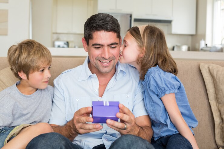 Foto amoroso hijo gifting padre