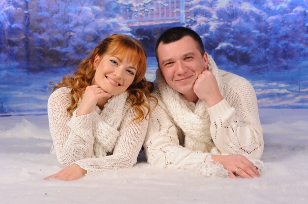 Amoroso hombre y mujer celebran la Navidad juntos