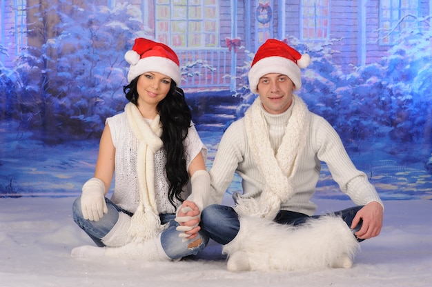 Amoroso hombre y mujer celebran la Navidad juntos