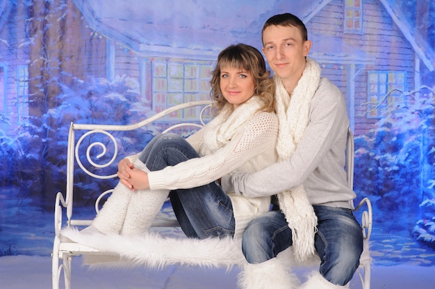 Foto amoroso hombre y mujer celebran la navidad juntos