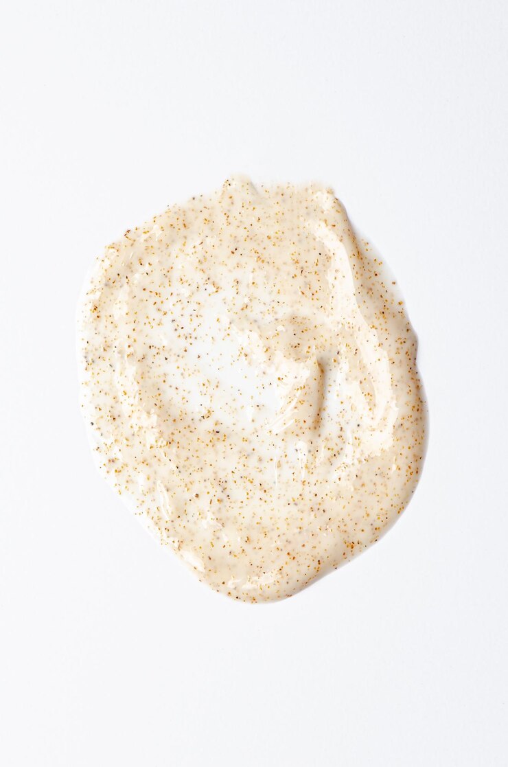 Foto amostra de creme esfoliante para lavar com vitamina f um produto esfoliante para cuidados com a pele fundo branco