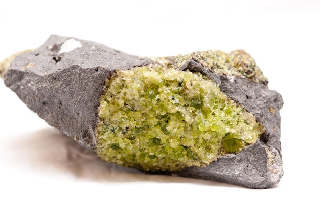 Foto amostra mineral de olivina com peridoto