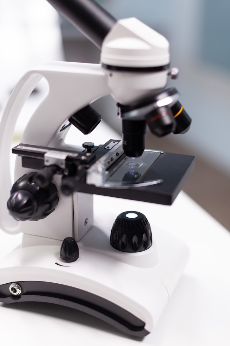 Foto amostra molecular de dna sob microscópio pronta para vacina de vírus biológico