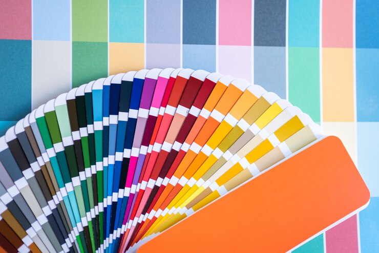Foto amostras de cores de designers gráficos colocando na mesa da mesa.