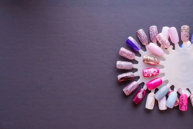 Foto amostras de cores de unhas em cores diferentes. coleção de unhas artificiais pintadas em diferentes geladeiras. amostras de manicure.