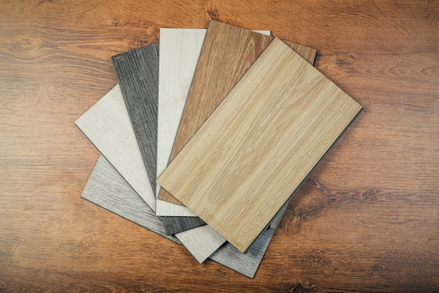 Amostras de laminado ou parquet com um padrão e textura de madeira para pisos e design de interiores. Produção de pisos de madeira