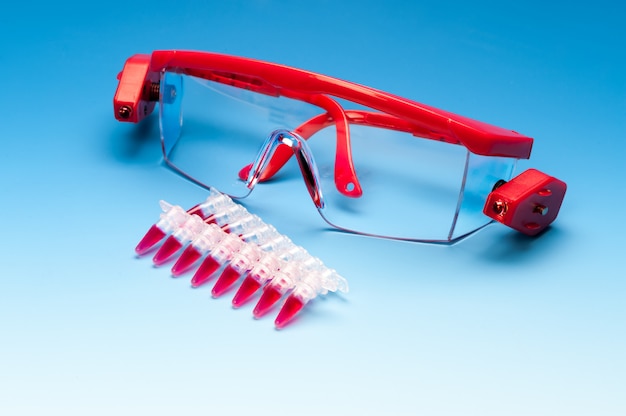 Amostras de PCR e óculos de proteção