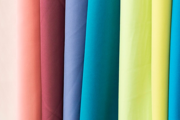 Amostras de tecido - gabardine de cores diferentes na vitrine