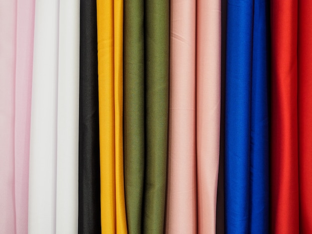 Amostras verticais de tecidos multicoloridos