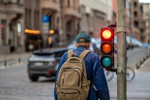 Ampel an der Straßenkreuzung mit schöner Bokeh-Stadt mit Autos im Hintergrund