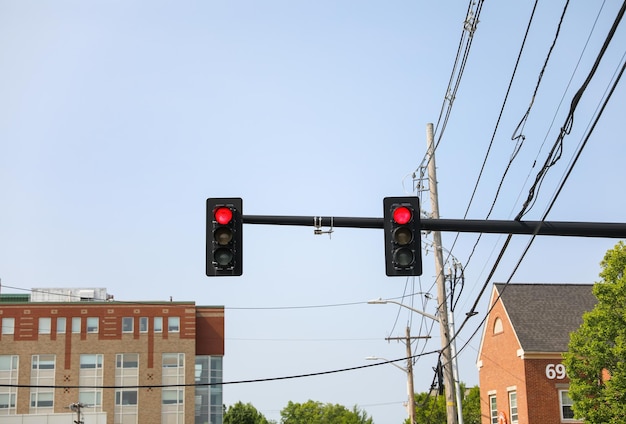 Ampel mit Fußgängerampel symbolisiert Verkehrssicherheit, Verkehrskontrolle und Ordnung