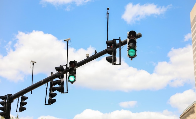 Ampel mit Fußgängerampel symbolisiert Verkehrssicherheit, Verkehrskontrolle und Ordnung