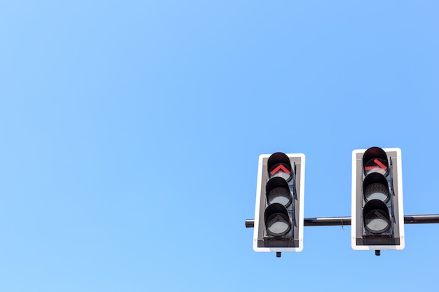 Ampel mit rotem Licht gegen den blauen Himmel