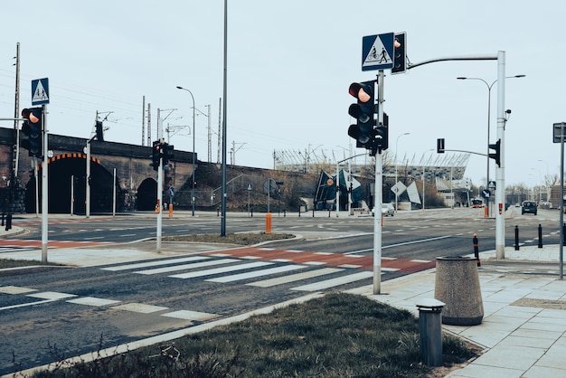 Ampelgesteuerter Fußgängerüberweg Roter Fahrradteppich mit weißen Streifen