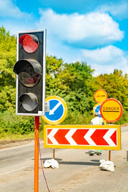 Ampeln auf der Straße, die rotes Licht zeigt.