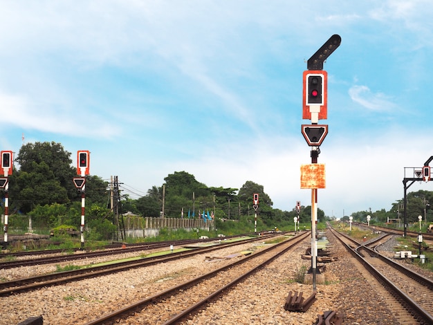 Ampelsignal über Eisenbahnlinie