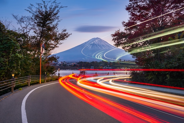 Foto ampelwege nach fujisan am kawaguchiko-see, japan.