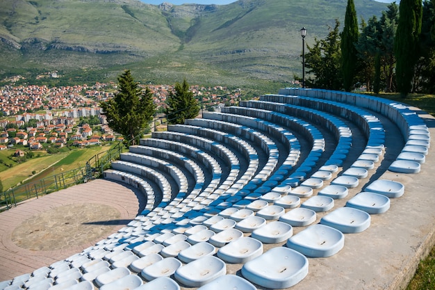 Amphitheater im Freien auf dem Gebiet des Tempels Hertsegovachka-Gracanica