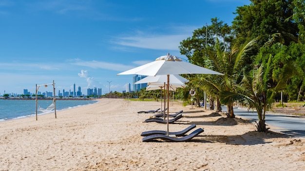 Amphur Beach Pattaya Ban Thailand Strand mit wunderschönen Palmen und einem blauen Ozean in Pattaya