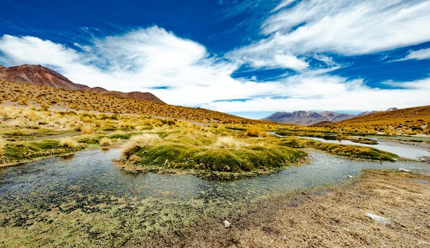 Ampla paisagem montanhosa de lagoa boliviana