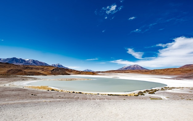 Ampla paisagem montanhosa de lagoa boliviana