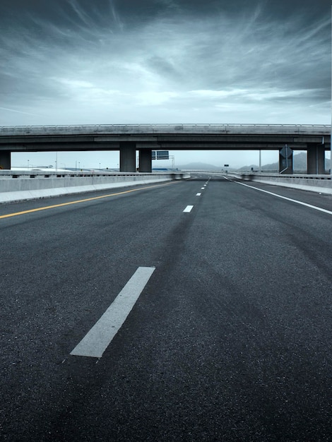 Una amplia carretera sobre fondo blanco.