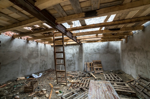 Amplia habitación en el ático en construcción y renovación.