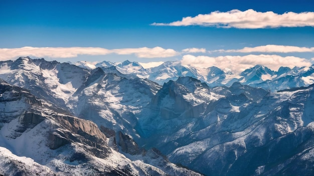 Una amplia imagen de montañas rocosas cubiertas de nieve y el hermoso cielo azul en el fondo