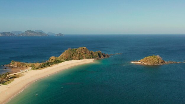 Amplia playa de arena playa de nacpan vista aérea de el nido palawan islas filipinas paisaje marino con tropical